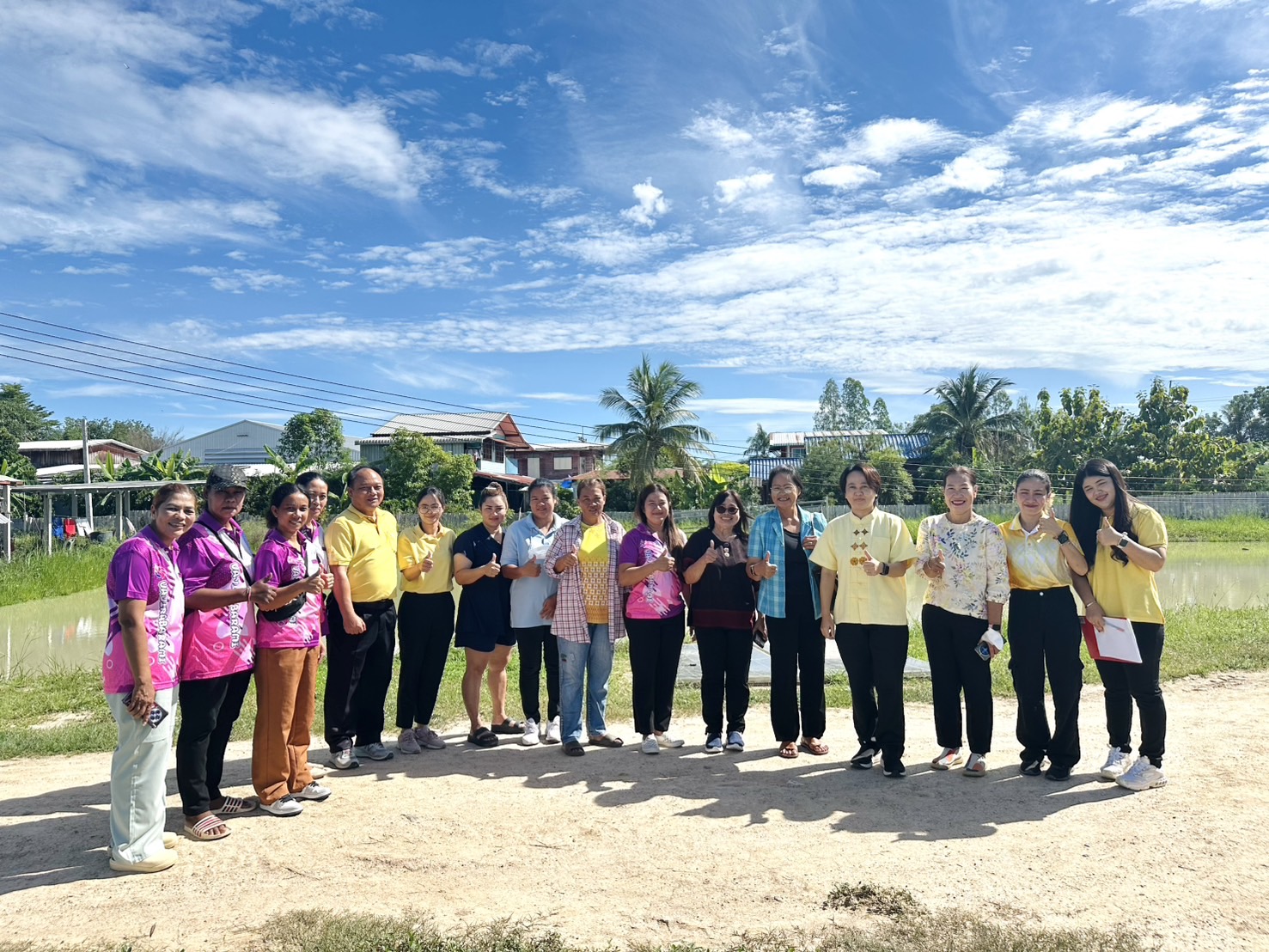 สพอ.วชิรบารมี จ.พิจิตร ร่วมลงพื้นที่คลิกนิกเคลื่อนที่ ในการตรวจเยี่ยม ให้กำลังใจแก่สมาชิกกองทุนพัฒนาบทบาทสตรี โดยคณะทำงานบริหารจัดการและติดตามหนี้กองทุนพัฒนาบทบาทสตรีจังหวัดพิจิตร (คณะที่ 3)