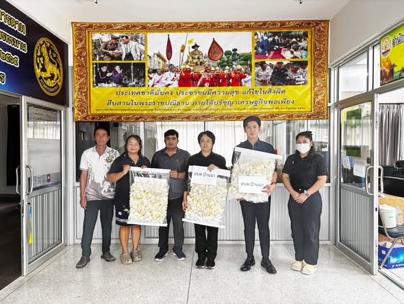 ⭐️ สพอ.วชิรบารมี จังหวัดพิจิตร รับมอบดอกไม้จันทน์จากผู้นำท้องถิ่น ท้องที่ อำเภอวชิรบารมี จังหวัดพิจิตร สำหรับงานพระราชพิธีถวายเพลิงพระบรมศพ สมเด็จพระนางเจ้าสิริกิติ์ พระบรมราชชนนีพันปีหลวง จังหวัดพิจิตร ⭐️